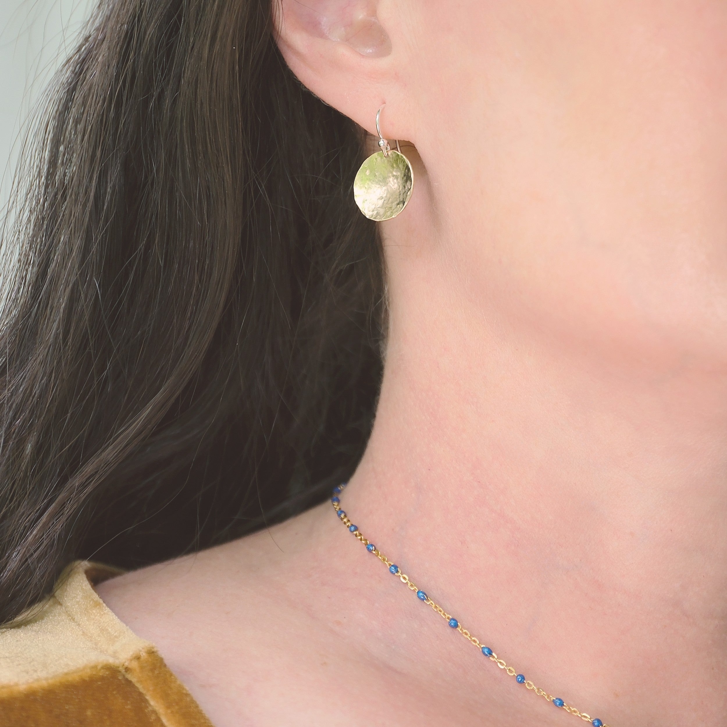 lightweight textured disc earrings gold
