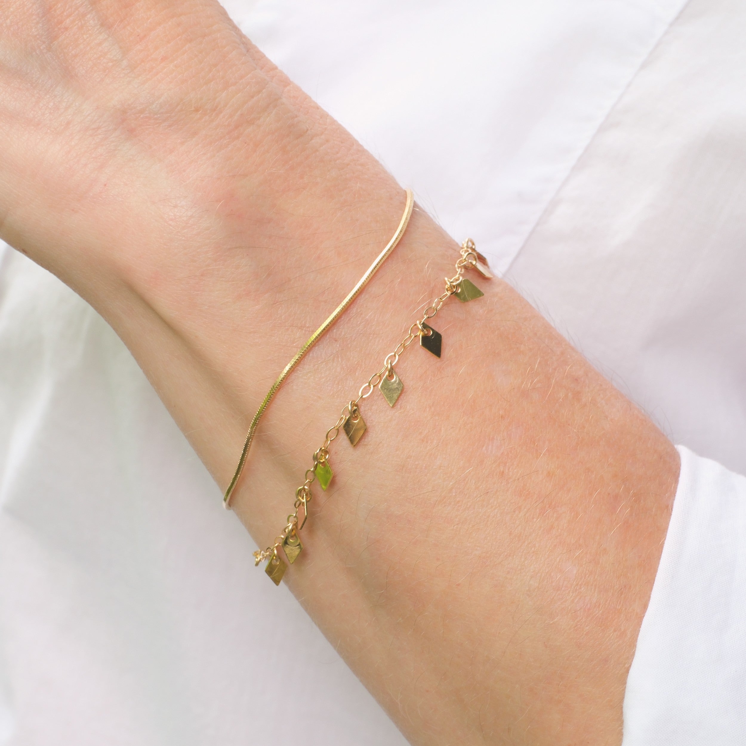 minimalist diamond-shaped dangle bracelet in gold